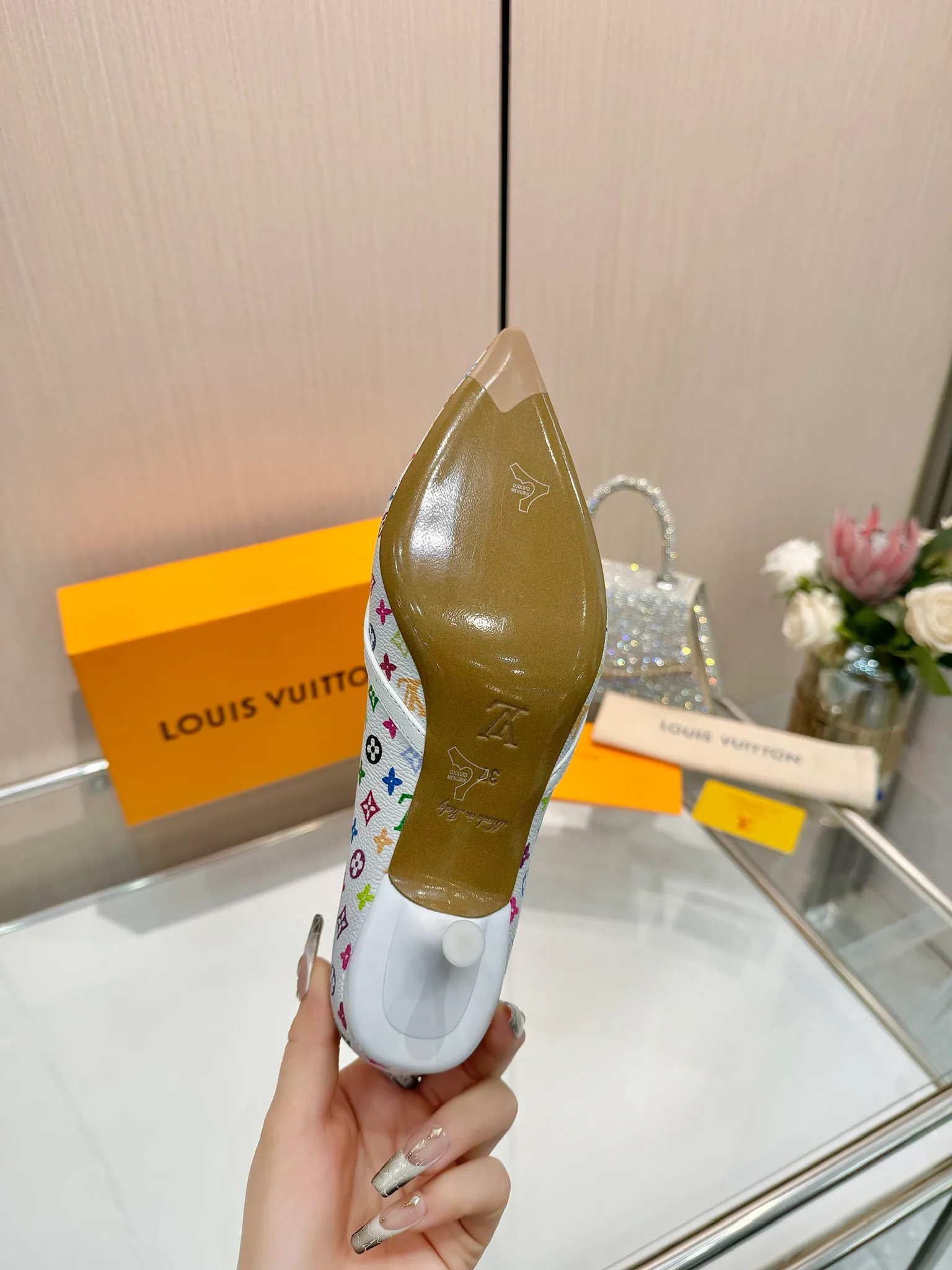 👟👟Ex-factory price 640👟👟Purchase level], Louis Vuitton 2025 official website early spring series! Perfect last shape, new pointed toe🆕, the official website is updated simultaneously. The small pointed toe is matched with a hollow leather strip and a small square buckle to adjust the elasticity. LV hardware "logo" is embellished. It is full of details and a visual feast. 💯It is difficult to conceal the elegant temperament of LV. It is comfortable and easy to wear, and full of femininity. The new original reverse mold last has the ultimate 1:1 shape, exquisite workmanship, and imported high-end fabrics showing exquisite texture! Fabric: Imported lambskin, cow patent leather/Presbyopia/denim. High-quality soft sheepskin lining. Feet: imported goatskin, Italian genuine leather outsole. 5.5 lacquered heels. Number of yards: 34-41 (34.40, 41, customization is non-returnable and non-exchangeable)